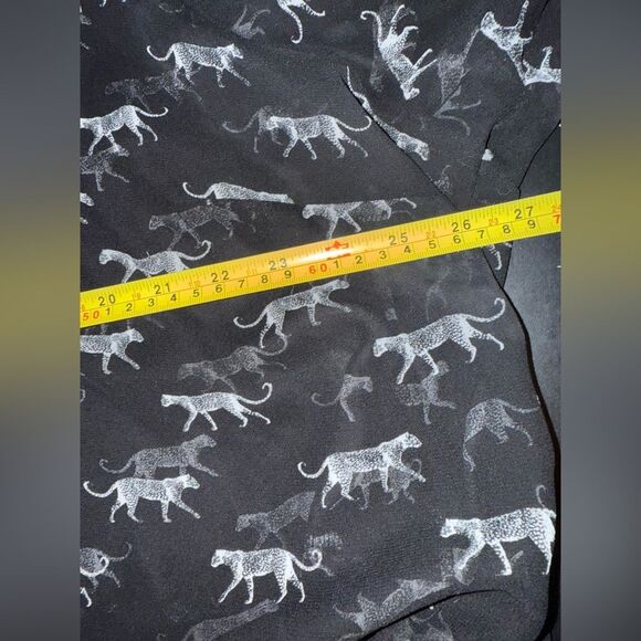 Lane Bryant sheer cheetah print hidden button split back blouse Size 26/28 EUC - Picture 6 of 7